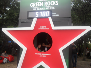 A Heineken optou por fazer uma banca de reciclagem de copos.
