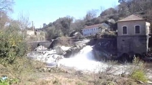 Ponte Da Pinguela no Verão. (figura 14) A Ponte da Pinguela de Romão, construída sobre o rio Ave, ligava as freguesias de Bairro (Vila Nova de Famalicão) e Aves (Santo Tirso). A sua orientação era grosso modo poente-nascente. A memória da sua construção perde-se no tempo, vindo referenciada em documentos do século XVIII, como tendo sido inicialmente de madeira, aliás, como o próprio nome "Pinguela" o indica. Apresentava três vãos que iam diminuindo de nascente para poente. O vão maior, a nascente, correspondia à vazão do rio em época estival. Entre o primeiro e o segundo vãos e entre este e o terceiro existem, do lado de montante, dois talha-mares constituídos por prismas triangulares, assentes em rocha viva. O tabuleiro era em betão armado. Foi destruída e substituída, em 1995, por uma nova ponte, em betão armado, da responsabilidade da Junta Autónoma de Estradas.