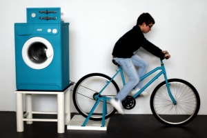 A energia produzida pela bicicleta faz trabalhar a máquina de lavar