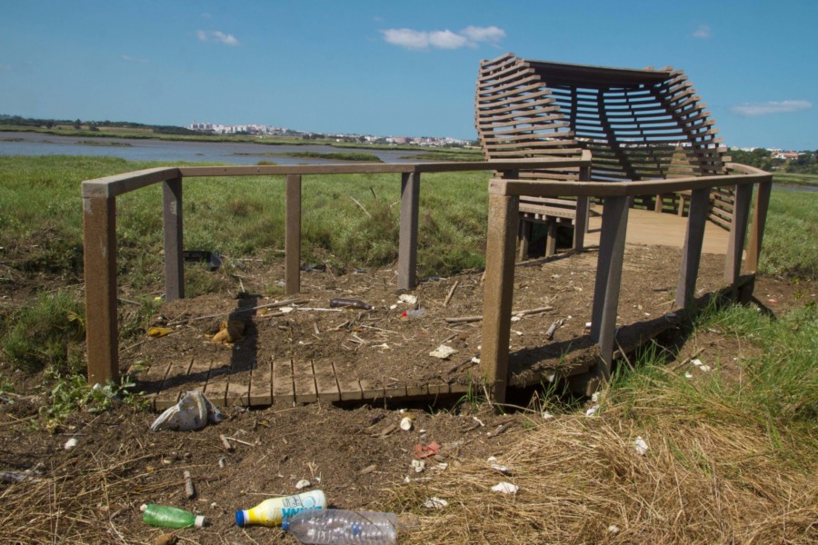 Marsh of Corroios: an environment rich either in bio diversity or in trash and scrap