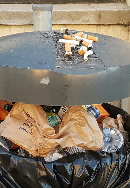 Fumadores Incrementam Perigos à Porta de Escola.