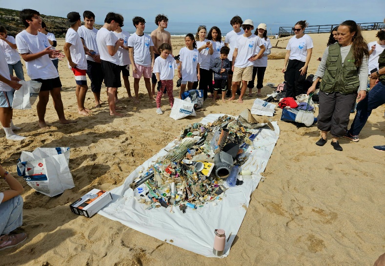 Recolha de lixo na praia da Foz do Lizandro