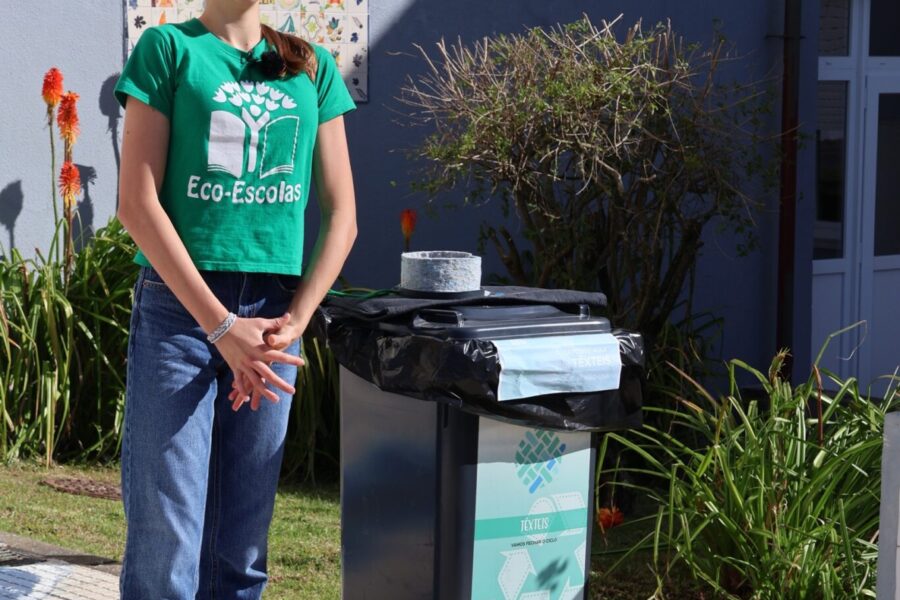 Cada peça de roupa colocada neste ecoponto de têxteis deixa de ser lixo