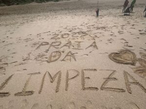 No passado 3 de maio, alguns alunos do clube de Eco-Escolas foram limpar a praia.