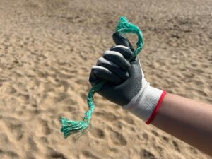 Esta fotografia demonstra uma corda proveniente da pesca. Embora os pescadores vivam do mar, não se preocupam da sua limpeza.