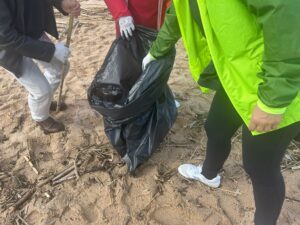 Nesta atividade compareceram também encarregados de educação, que contribuíram para a nossa causa - a limpeza da praia.