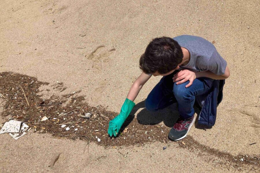 Lixo marinho nas praias portuguesas, uma realidade que as ações de limpeza costeira pretendem mudar.