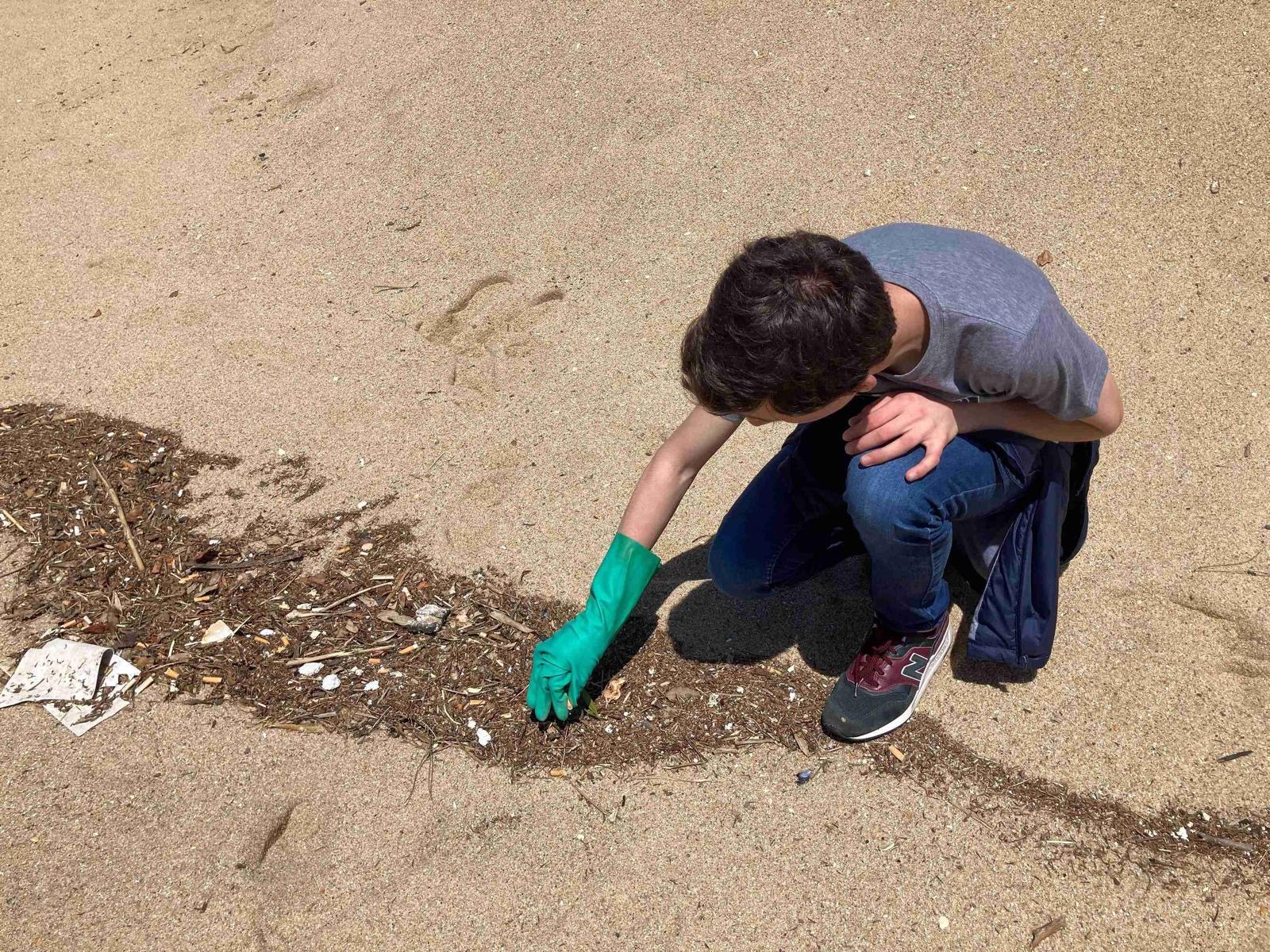 Lixo marinho nas praias portuguesas, uma realidade que as ações de limpeza costeira pretendem mudar.