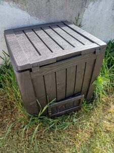 Compostor onde restos de alimentos e resíduos do jardim são transformados em composto natural 