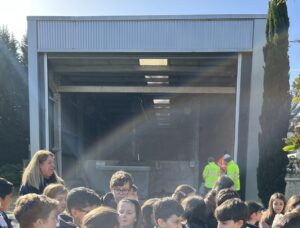 Na primeira fase de tratamento, tiram-se os lixos maiores, como plásticos, paus e areia.