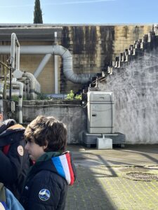 Depois, a água vai para tanques grandes, onde a sujidade mais pesada vai para o fundo e forma lama, e as gorduras ficam à superfície e são retiradas.